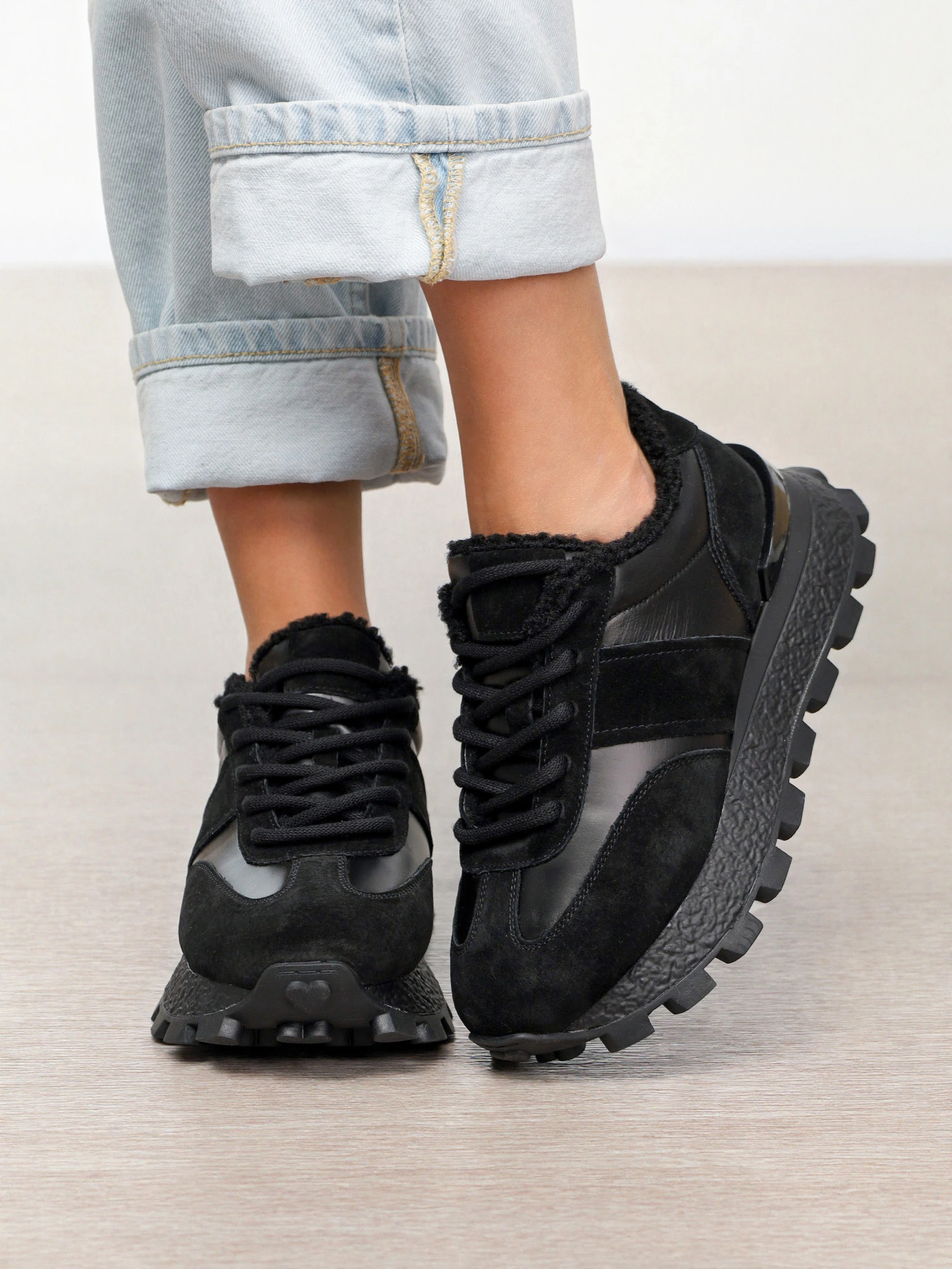 Кроссовки комбинированные черного цвета на рельефной подошве